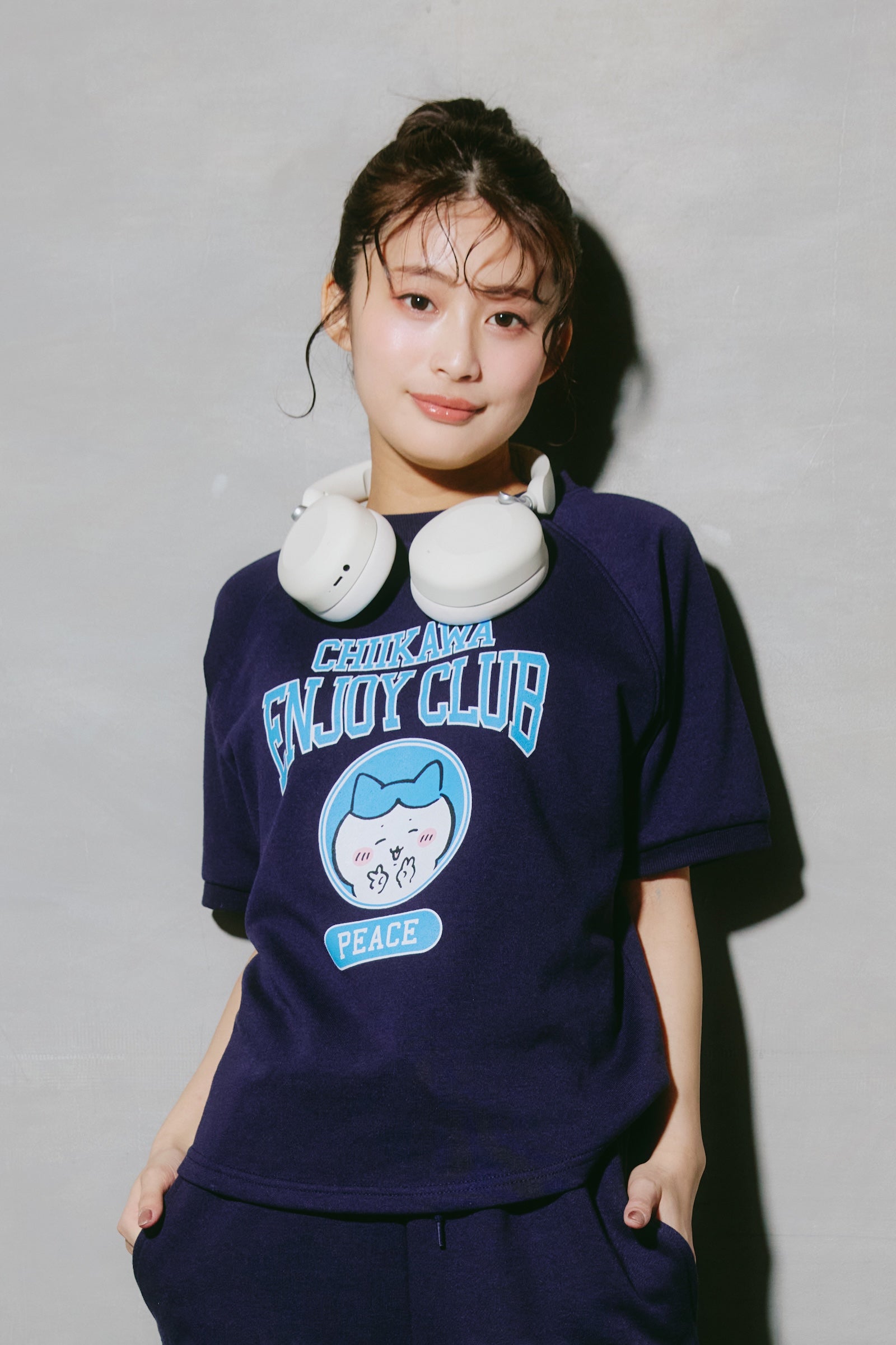 ちいかわ Tシャツ ピース ハチワレ ネイビー