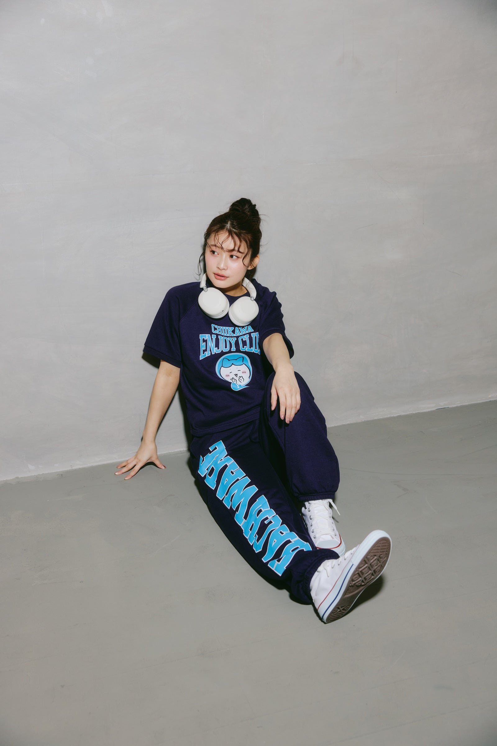 ちいかわ Tシャツ ピース ハチワレ ネイビー