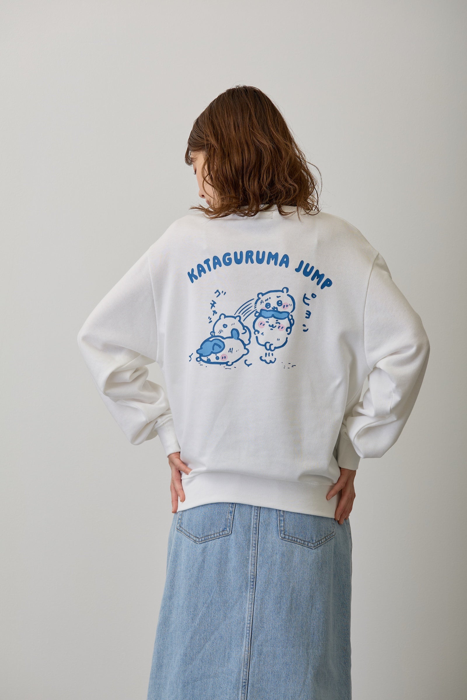 ちいかわ スウェット 肩車ジャンプ ホワイト