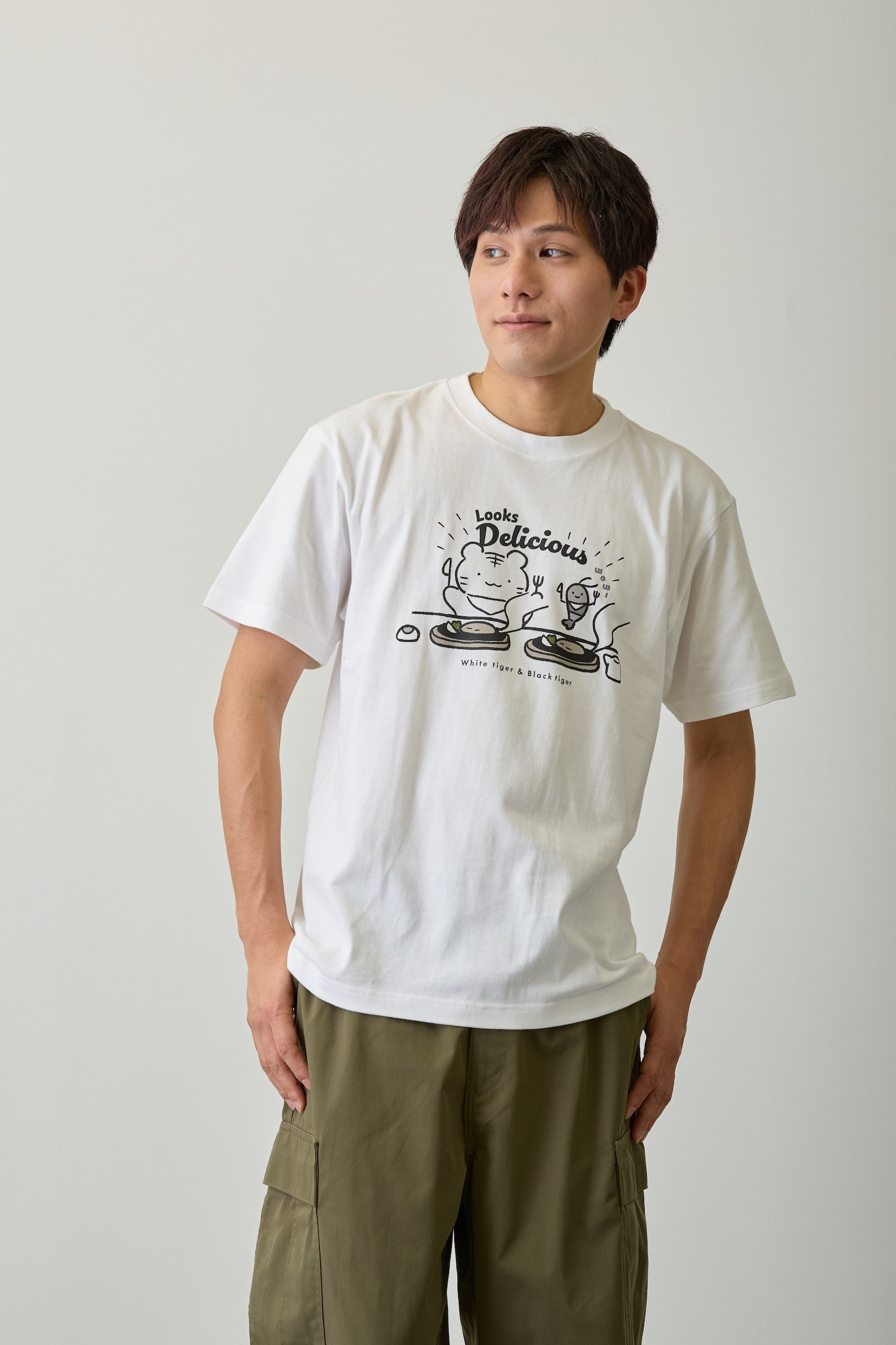 ホワイトタイガーとブラックタイガー Tシャツ Looks Delicious