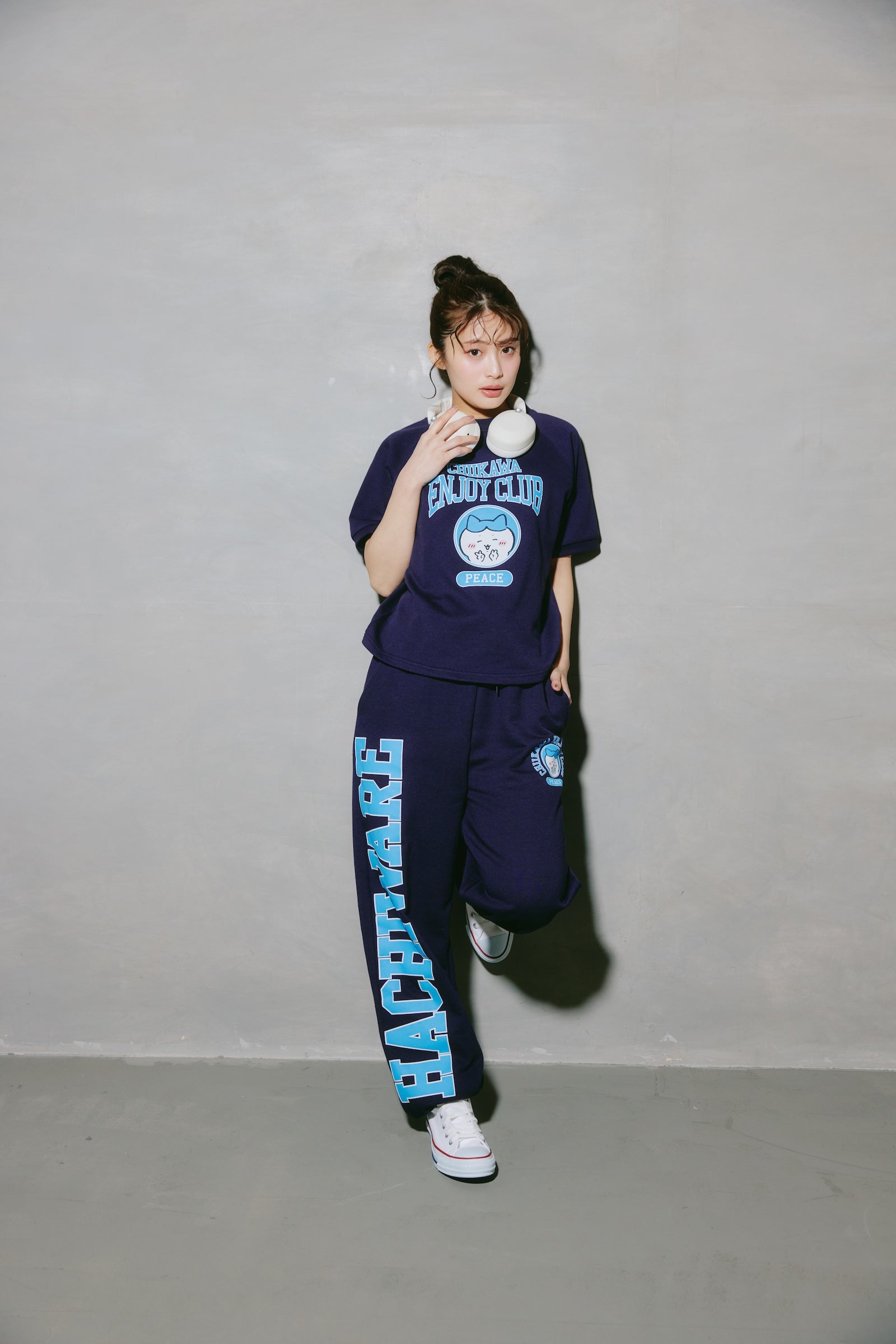 ちいかわ Tシャツ ピース ハチワレ ネイビー