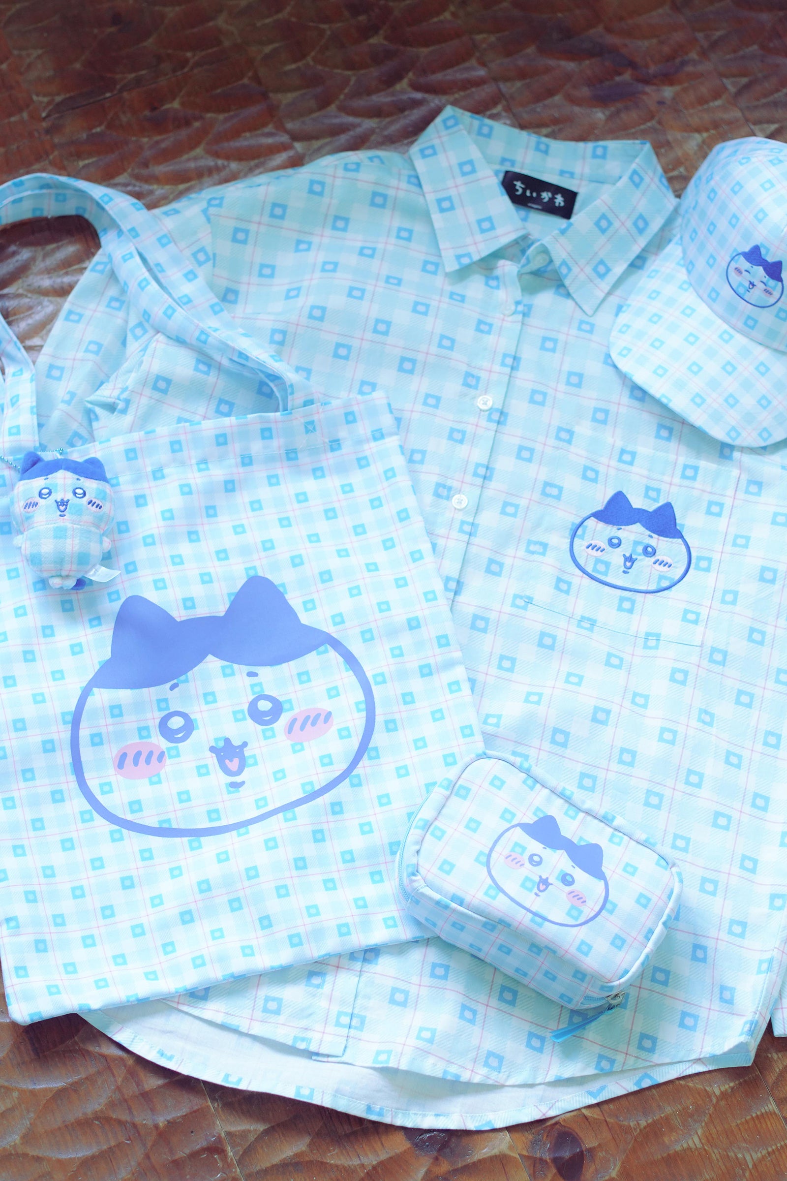 ちいかわ チェックシリーズ ポーチ ハチワレ ブルー