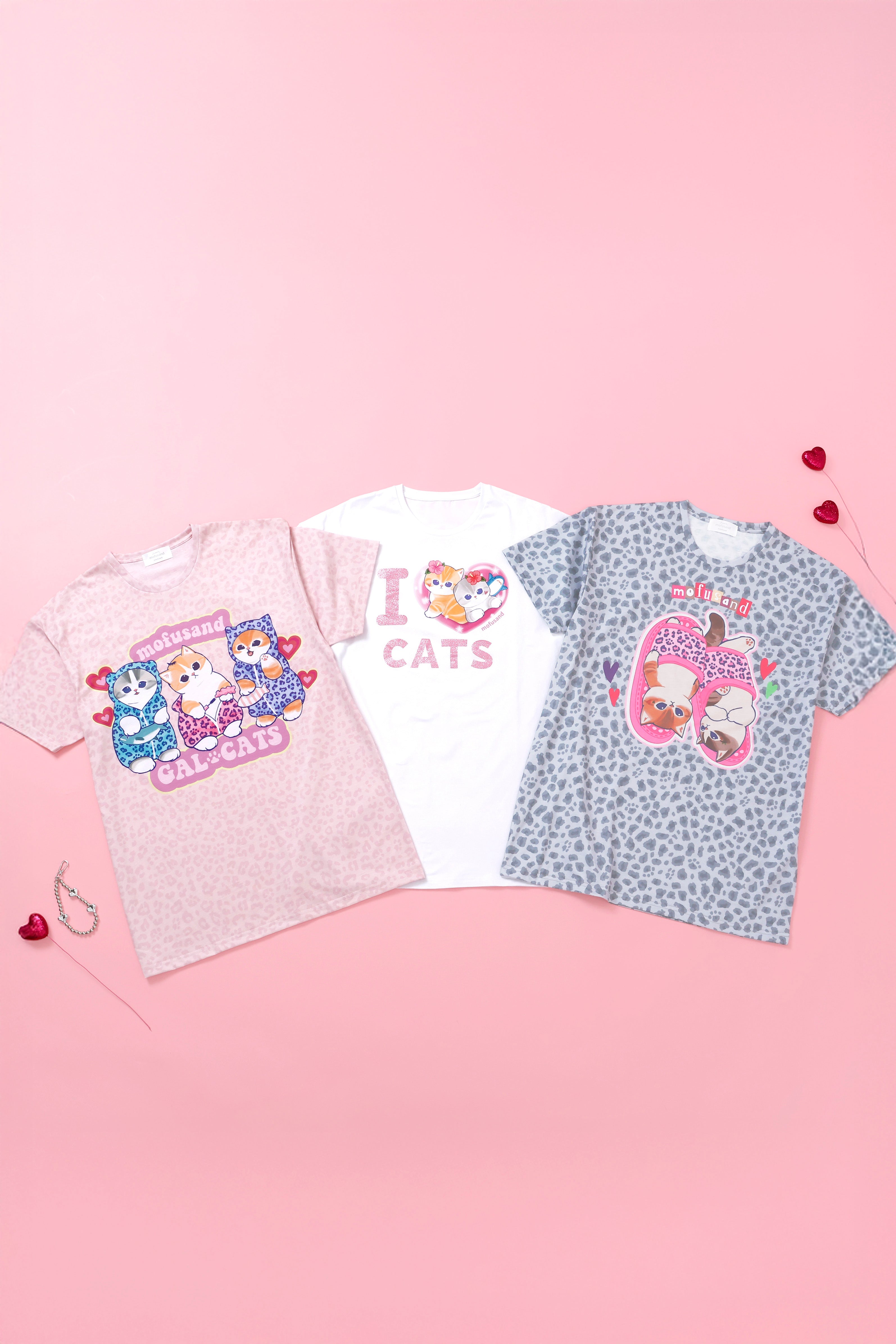 シオン@モフサンド　香港限定　コラボカフェ　Tシャツ　ケーキにゃん mofusand ぎゃるにゃん Tシャツ GAL CAT ピンク | mofusand